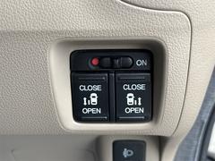 両側電動スライドドア！！荷物で手が塞がるなど簡単にドアの開閉が出来ます！何より力いらずで開閉ＯＫ！女性やお年寄りにも優しい。電動機能はＯＦＦにもできますから元気なお子様の駆け出しも安心！ 4