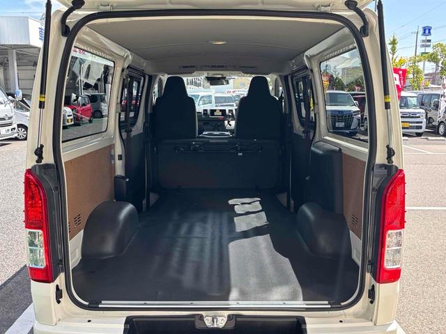 ボンゴブローニイワゴン 　レーンアシスト　衝突被害軽減システム　両側スライドドア　オートマチックハイビーム　キーレスエントリー　電動格納ミラー　ＣＶＴ　１００Ｖ電源　エアコン　パワーウィンドウ　運転席エアバッグ（31枚目）