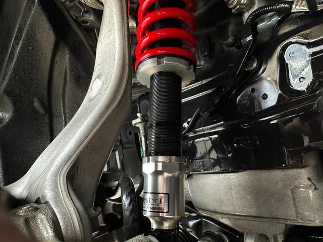 クラウンハイブリッド Ｓ　スポーツスタイル　特別仕様車　ＲＳＲ車高調　ＷＯＲＫ２０インチホイール　社外デジタルインナーミラー　ナビＴＶ　バックカメラ　ＥＴＣ　プリクラッシュ　ＢＳＭ（9枚目）