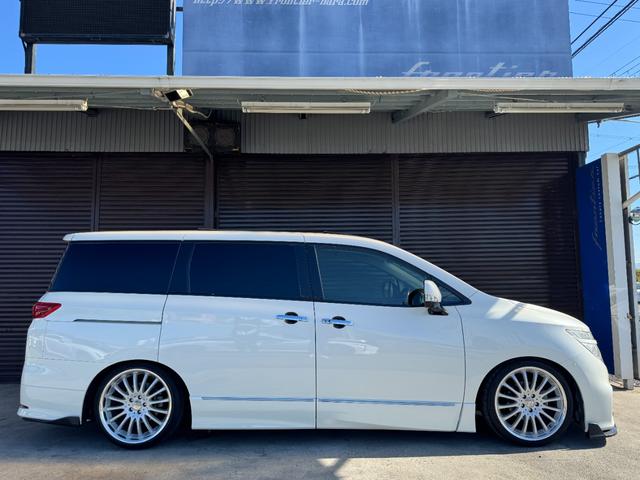 エルグランド ２５０ハイウェイスター　カールソン２０インチホイール　ＴＥＩＮ車高調　インパル４本出しマフラー　ヴァレンティＬＥＤテール　純正ナビ　電動フリップダウンモニター　ツインサンルーフ　両側パワースライドドア　アラウンドビュー（9枚目）