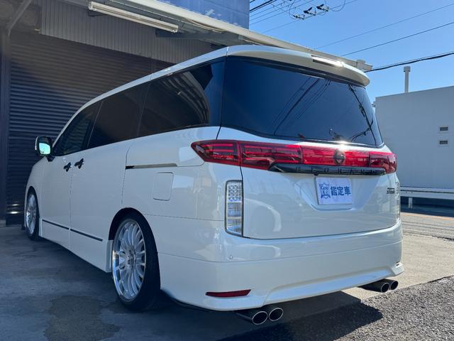 エルグランド ２５０ハイウェイスター　カールソン２０インチホイール　ＴＥＩＮ車高調　インパル４本出しマフラー　ヴァレンティＬＥＤテール　純正ナビ　電動フリップダウンモニター　ツインサンルーフ　両側パワースライドドア　アラウンドビュー（10枚目）