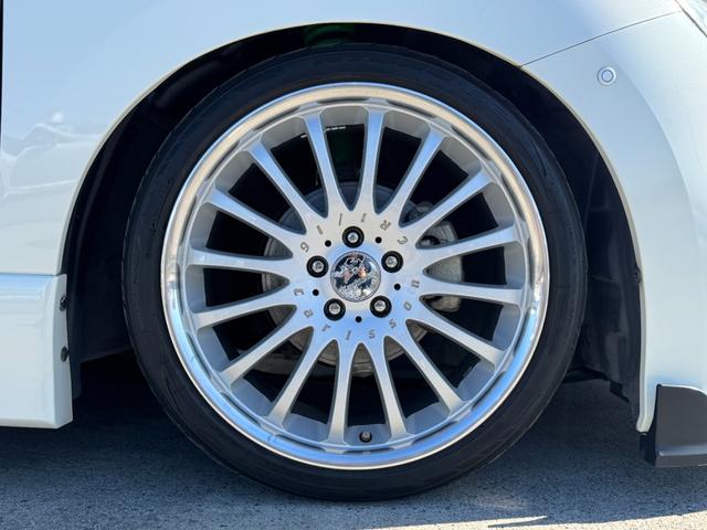 エルグランド ２５０ハイウェイスター　カールソン２０インチホイール　ＴＥＩＮ車高調　インパル４本出しマフラー　ヴァレンティＬＥＤテール　純正ナビ　電動フリップダウンモニター　ツインサンルーフ　両側パワースライドドア　アラウンドビュー（12枚目）