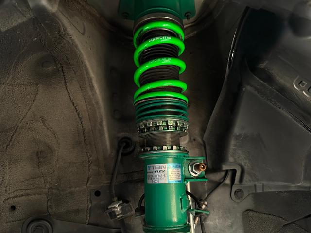 エルグランド ２５０ハイウェイスター　カールソン２０インチホイール　ＴＥＩＮ車高調　インパル４本出しマフラー　ヴァレンティＬＥＤテール　純正ナビ　電動フリップダウンモニター　ツインサンルーフ　両側パワースライドドア　アラウンドビュー（14枚目）