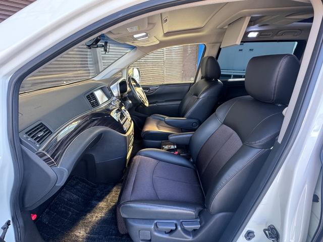 エルグランド ２５０ハイウェイスター　カールソン２０インチホイール　ＴＥＩＮ車高調　インパル４本出しマフラー　ヴァレンティＬＥＤテール　純正ナビ　電動フリップダウンモニター　ツインサンルーフ　両側パワースライドドア　アラウンドビュー（17枚目）