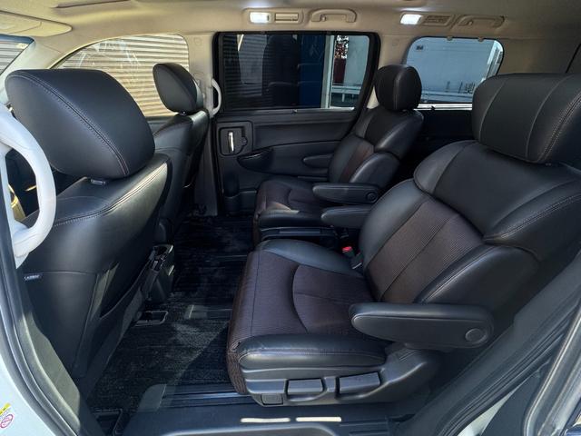 エルグランド ２５０ハイウェイスター　カールソン２０インチホイール　ＴＥＩＮ車高調　インパル４本出しマフラー　ヴァレンティＬＥＤテール　純正ナビ　電動フリップダウンモニター　ツインサンルーフ　両側パワースライドドア　アラウンドビュー（18枚目）