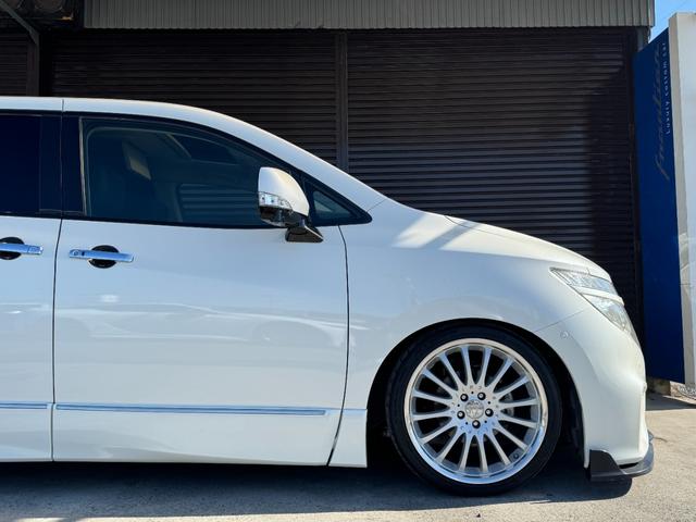 エルグランド ２５０ハイウェイスター　カールソン２０インチホイール　ＴＥＩＮ車高調　インパル４本出しマフラー　ヴァレンティＬＥＤテール　純正ナビ　電動フリップダウンモニター　ツインサンルーフ　両側パワースライドドア　アラウンドビュー（30枚目）