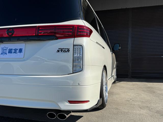 エルグランド ２５０ハイウェイスター　カールソン２０インチホイール　ＴＥＩＮ車高調　インパル４本出しマフラー　ヴァレンティＬＥＤテール　純正ナビ　電動フリップダウンモニター　ツインサンルーフ　両側パワースライドドア　アラウンドビュー（32枚目）