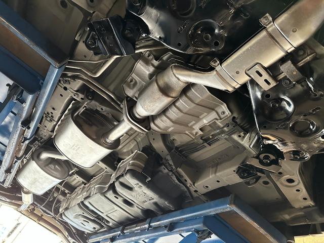 エルグランド ２５０ハイウェイスター　カールソン２０インチホイール　ＴＥＩＮ車高調　インパル４本出しマフラー　ヴァレンティＬＥＤテール　純正ナビ　電動フリップダウンモニター　ツインサンルーフ　両側パワースライドドア　アラウンドビュー（41枚目）