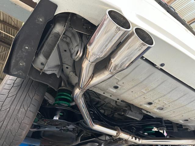 エルグランド ２５０ハイウェイスター　カールソン２０インチホイール　ＴＥＩＮ車高調　インパル４本出しマフラー　ヴァレンティＬＥＤテール　純正ナビ　電動フリップダウンモニター　ツインサンルーフ　両側パワースライドドア　アラウンドビュー（42枚目）