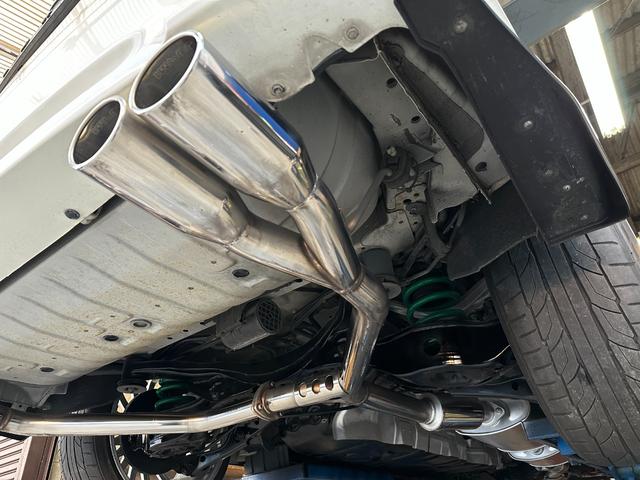 エルグランド ２５０ハイウェイスター　カールソン２０インチホイール　ＴＥＩＮ車高調　インパル４本出しマフラー　ヴァレンティＬＥＤテール　純正ナビ　電動フリップダウンモニター　ツインサンルーフ　両側パワースライドドア　アラウンドビュー（44枚目）