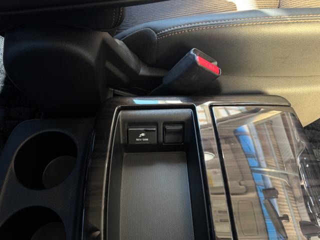 エルグランド ２５０ハイウェイスター　カールソン２０インチホイール　ＴＥＩＮ車高調　インパル４本出しマフラー　ヴァレンティＬＥＤテール　純正ナビ　電動フリップダウンモニター　ツインサンルーフ　両側パワースライドドア　アラウンドビュー（56枚目）