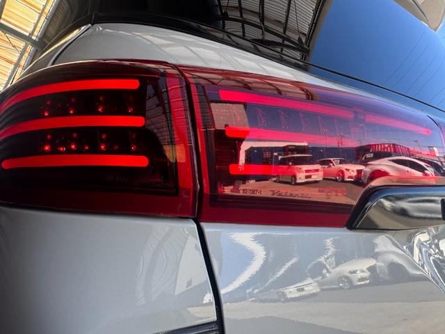 エルグランド ２５０ハイウェイスター　カールソン２０インチホイール　ＴＥＩＮ車高調　インパル４本出しマフラー　ヴァレンティＬＥＤテール　純正ナビ　電動フリップダウンモニター　ツインサンルーフ　両側パワースライドドア　アラウンドビュー（60枚目）