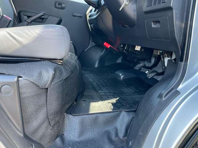 タウンエースバン DX インパネ5速ミッション 運転席&助手席エアバッグ ABS エアコン パワステ メモリーナビ ワンセグTV CD バックカメラ ETC 集中ドアロック 後席両側スライドドア(13枚目)