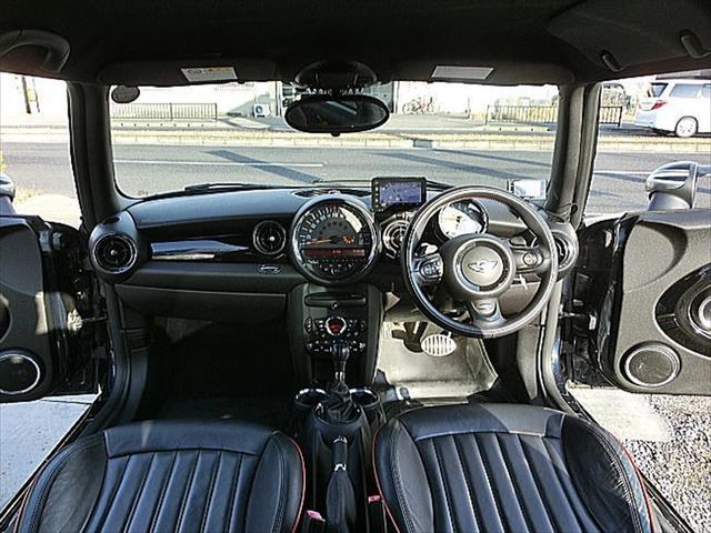 MINI ジョンクーパーワークス SONYポータブルナビ 6速AT ターボ 運転席&助手席エアバッグ ABS キーレスエントリー レザーシート センター2本出マフラー ユニオンジャックミラー(29枚目)