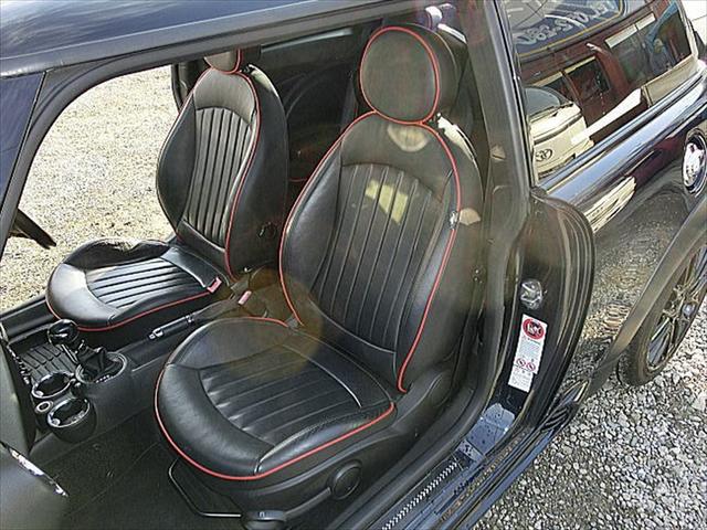 MINI ジョンクーパーワークス SONYポータブルナビ 6速AT ターボ 運転席&助手席エアバッグ ABS キーレスエントリー レザーシート センター2本出マフラー ユニオンジャックミラー(31枚目)