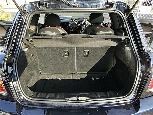 MINI ジョンクーパーワークス SONYポータブルナビ 6速AT ターボ 運転席&助手席エアバッグ ABS キーレスエントリー レザーシート センター2本出マフラー ユニオンジャックミラー(32枚目)