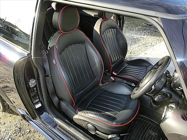 MINI ジョンクーパーワークス SONYポータブルナビ 6速AT ターボ 運転席&助手席エアバッグ ABS キーレスエントリー レザーシート センター2本出マフラー ユニオンジャックミラー(50枚目)