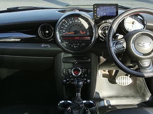 MINI ジョンクーパーワークス SONYポータブルナビ 6速AT ターボ 運転席&助手席エアバッグ ABS キーレスエントリー レザーシート センター2本出マフラー ユニオンジャックミラー(56枚目)