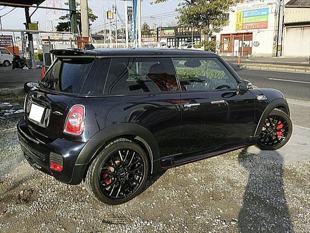 MINI ジョンクーパーワークス SONYポータブルナビ 6速AT ターボ 運転席&助手席エアバッグ ABS キーレスエントリー レザーシート センター2本出マフラー ユニオンジャックミラー(79枚目)