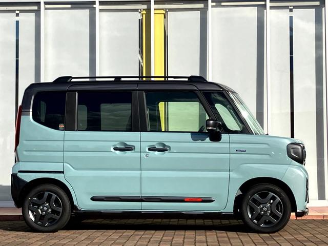 スペーシアギア ハイブリッドＸＺ　届出済未使用車／スズキコネクトナビ／全方位カメラ／ＤＶＤ・ＣＤ再生可／ルーフレール／前席シートヒーター／ステアリングヒーター／ＬＥＤヘッドライト／ヘッドアップディスプレイ／クルーズコントロール（8枚目）