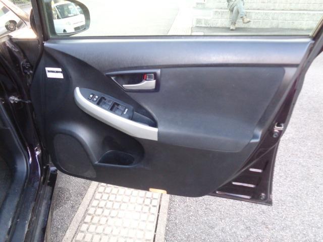 プリウス Ｓ　検Ｒ８／３　ＨＶバッテリー交換済　ＣＤ　ＤＶＤ　ＥＴＣ　１セグＴＶ　キーレス　スマートキー　電格ミラー　ＳＤナビ（ＮＳＺＴ－Ｗ６１Ｇ）　バックカメラ　ＬＥＤライト　フォグ　ＢＴオーディオ（27枚目）