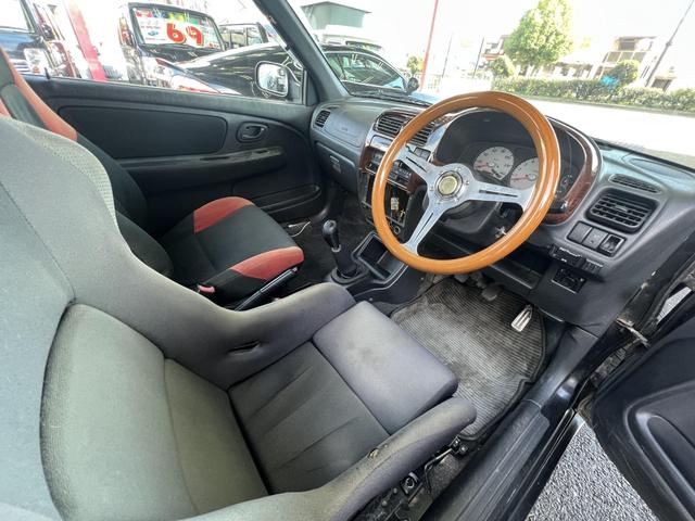 アルトワークス ｉｅ　５速マニュアル・エアコン・パワステ・パワーウィンドウ・社外ステアリング・社外フルバケットシート・社外マフラー・オーディオレス（10枚目）