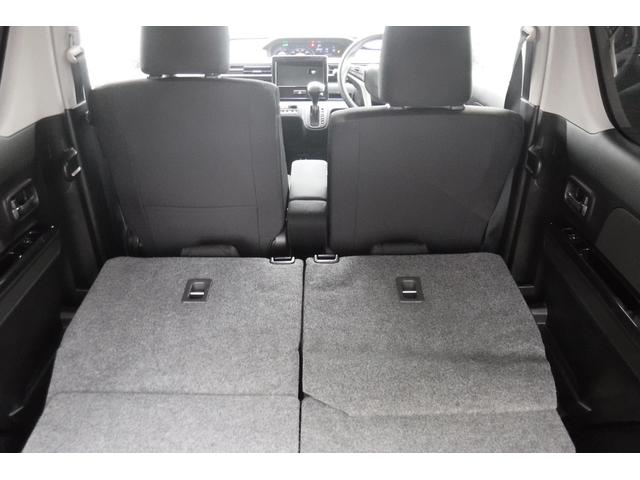 簡単に倒せるリヤシートです