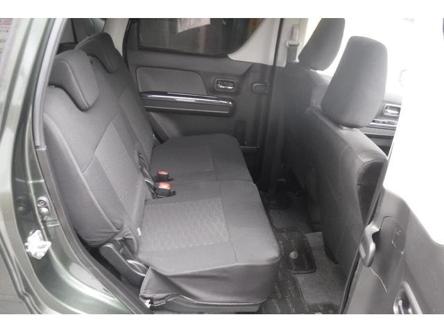 ゆったり座れるリヤシートです。