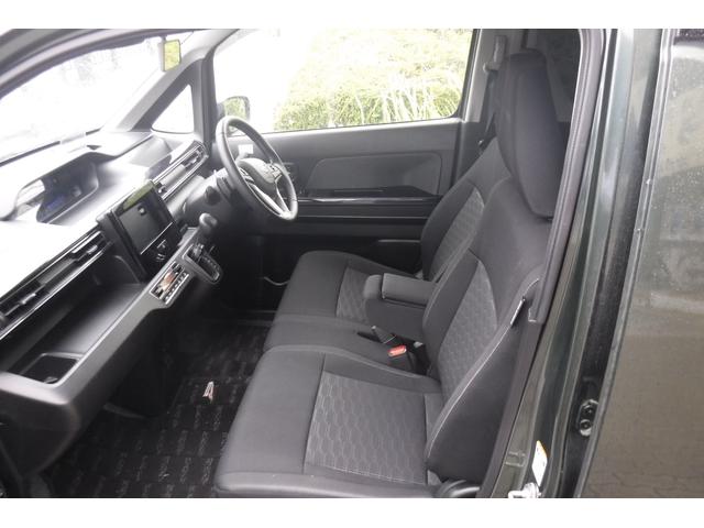 フロントシートはヒーター付きです。