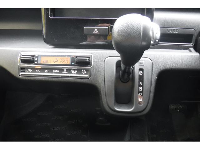 オートエアコンパネル横にシフトレバーを配置。