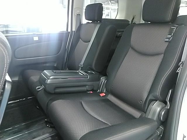 セレナ ハイウェイスター S-ハイブリッド ワンオーナー キーレス フルセグ ナビ&TV 乗車定員8人 アイドリングストップ エアバッグ オートマ フル装備 HIDヘッドライト ETC バックカメラ スマートキー 横滑り防止機能(17枚目)