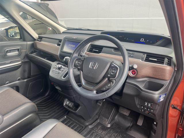 フリード＋ クロスター・ホンダセンシング　ワンオーナー　キーレス　ナビ　１５アルミホイール　エアバッグ　オートマ　フル装備　ＥＴＣ　バックカメラ　スマートキー（3枚目）