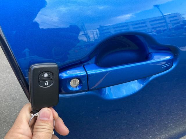 アクア クロスオーバー セーフティセンス スマートキー プッシュスタート ディーラー純正9インチナビ フルセグTV バックカメラ ビルトインETC オートエアコン プライバシーガラス オートライト 純正16インチAW(12枚目)