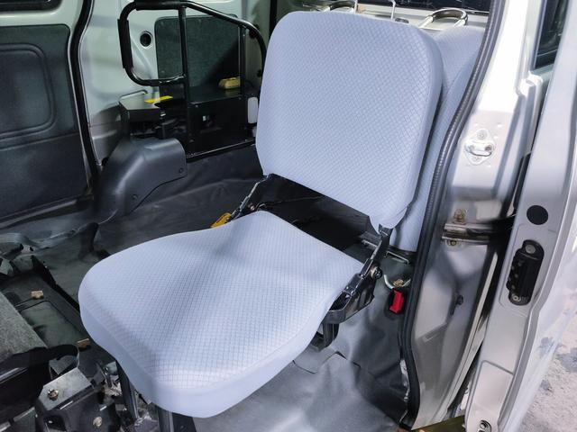 ハイゼットカーゴ スローパー　リヤシートレス仕様　折り畳み補助シート付　福祉車両　車椅子固定装置　両側スライドドア　社外ＣＤチューナー　プライバシーガラス　パワーウインドウ（17枚目）
