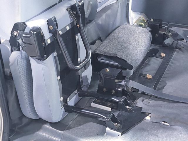 ハイゼットカーゴ スローパー　リヤシートレス仕様　折り畳み補助シート付　福祉車両　車椅子固定装置　両側スライドドア　社外ＣＤチューナー　プライバシーガラス　パワーウインドウ（18枚目）