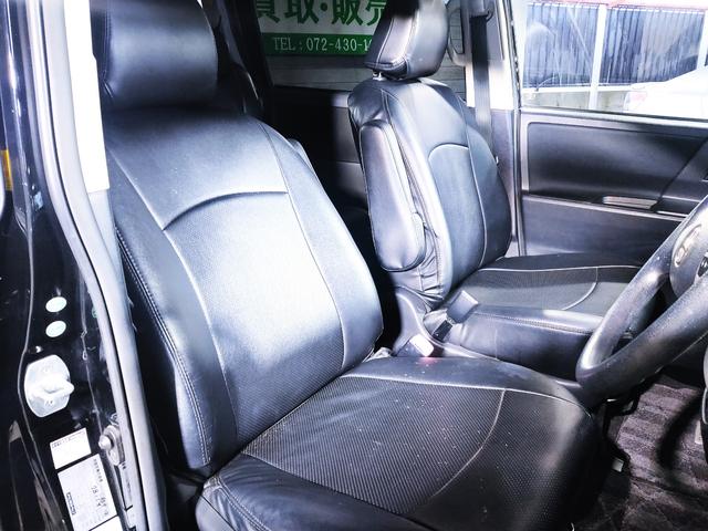 高級感のあるブラックレザー調のシートカバー装着！