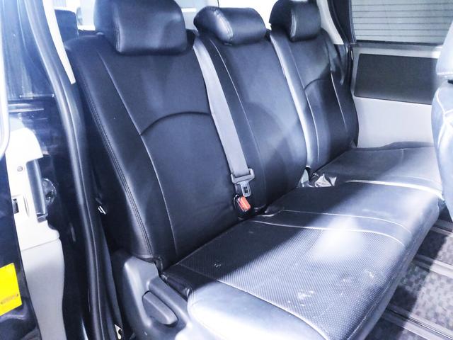 高級感のあるブラックレザー調のシートカバー装着！