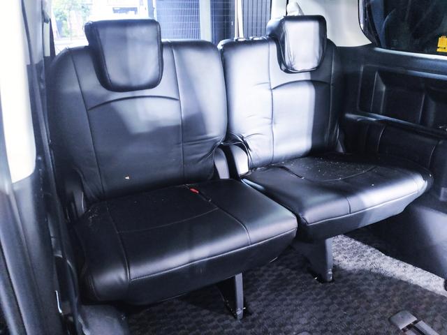 高級感のあるブラックレザー調のシートカバー装着！