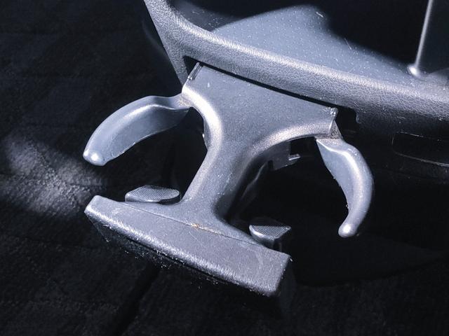 運転席からも助手席からも手の届き易いところにドリンクホルダー装着！