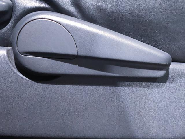 運転席のシート座面の高さも簡単に調整可能です！