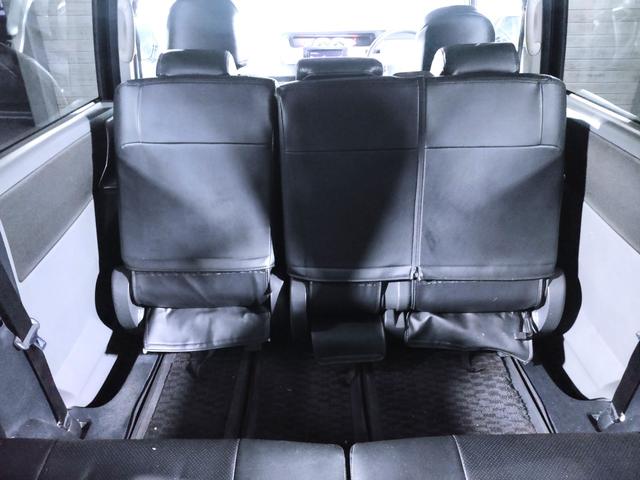 リヤシートは使い方に応じてアレンジ可能！