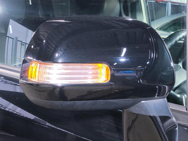 ボディ同色のウインカー付き電動格納ドアミラー！