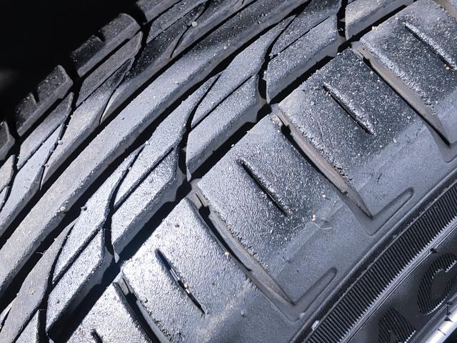 タイヤの残り溝もまだ安心です！（前席）