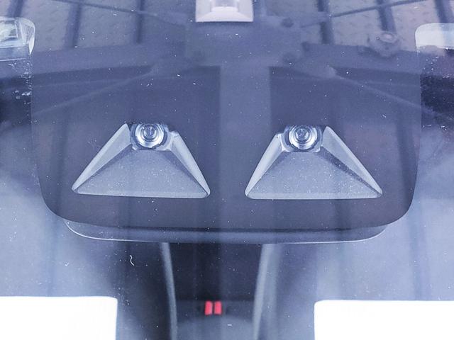 「スマートアシストＩＩＩ」は車両に搭載したステレオカメラで車両の周囲の状況を認識し、状況に応じて警告を発したりブレーキを作動させたりして安全をサポートします１