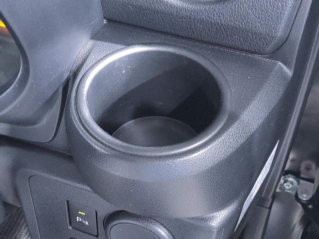 運転席からも助手席からも手の届き易いところにドリンクホルダー装着です！