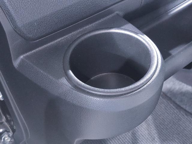 運転席からも助手席からも手の届き易いところにドリンクホルダー装着です！