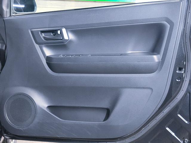 ドアトリムに特に目立つような劣化等はございません。