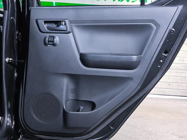 ドアトリムに特に目立つような劣化等はございません。