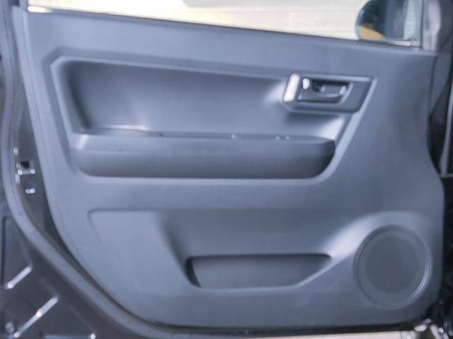 ドアトリムに特に目立つような劣化等はございません。