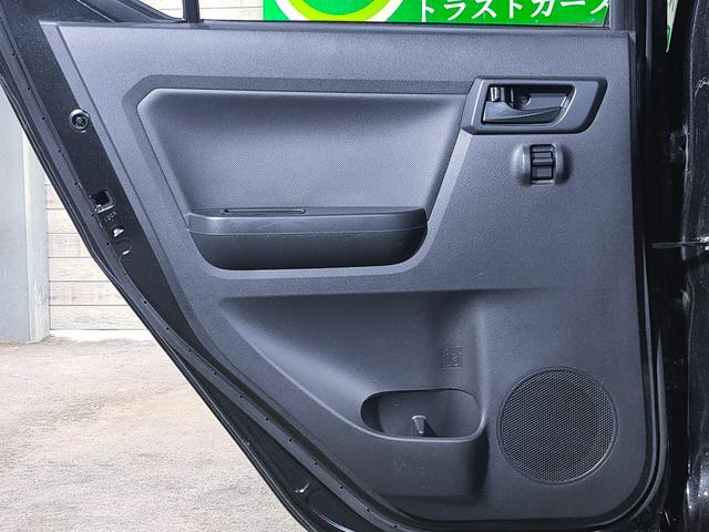 ドアトリムに特に目立つような劣化等はございません。